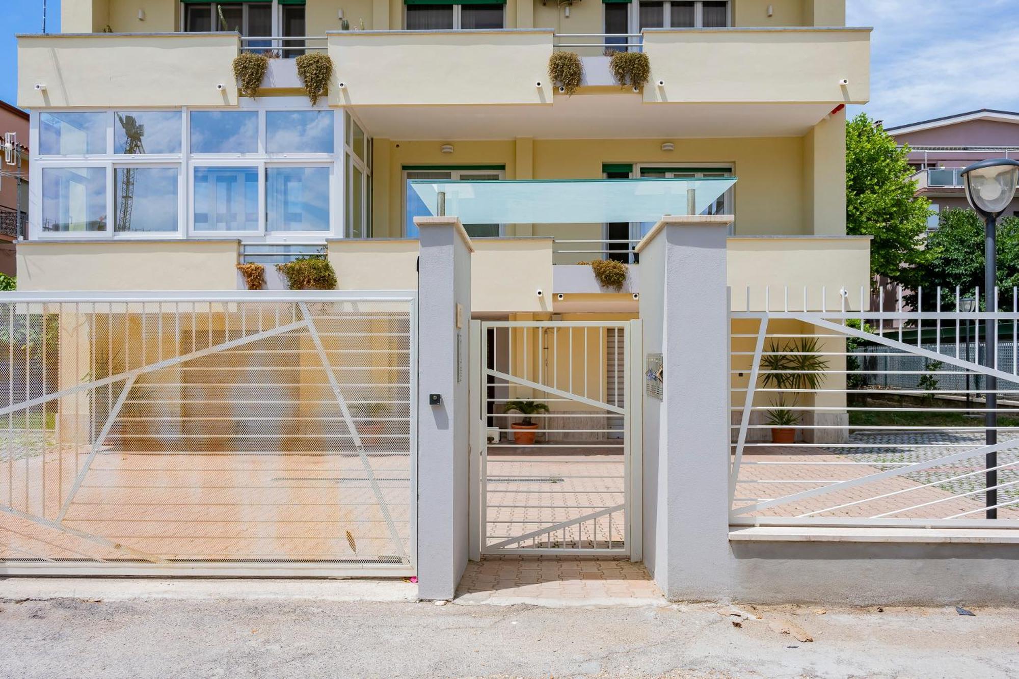 Casa Leda - Modern Near Seafront With Parking! *