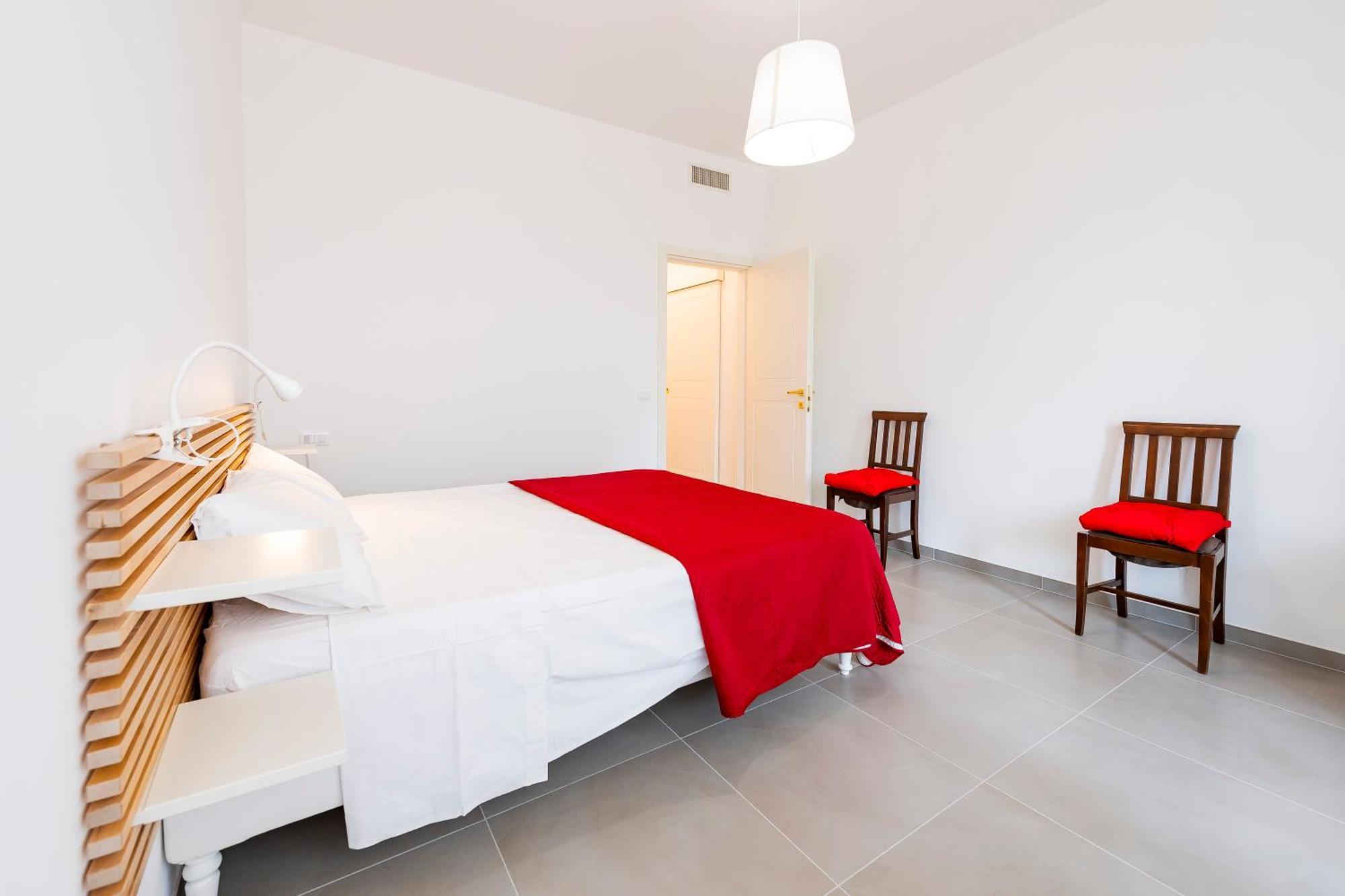 Casa Leda - Modern Near Seafront With Parking!