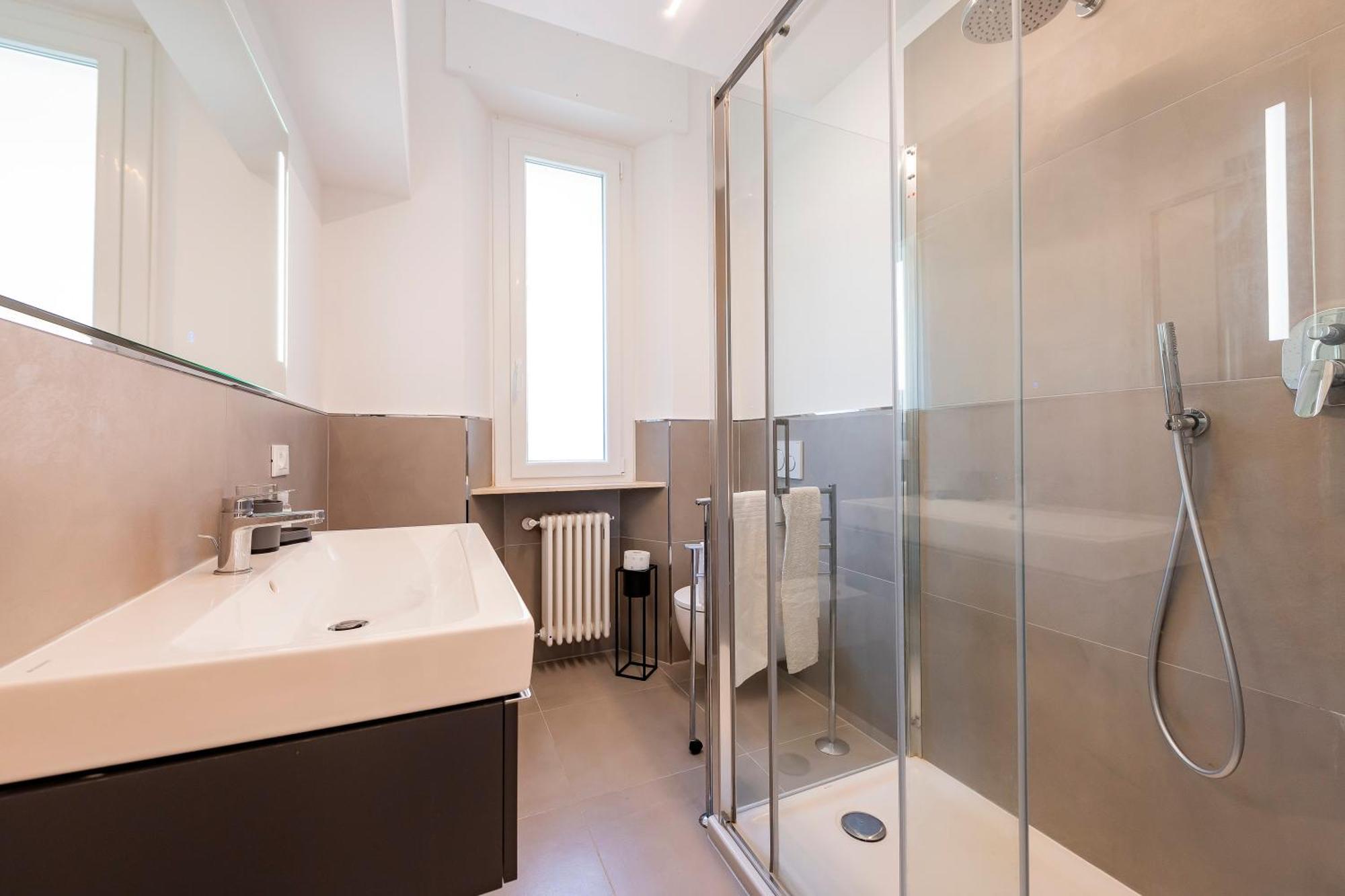 Casa Leda - Modern Near Seafront With Parking! *