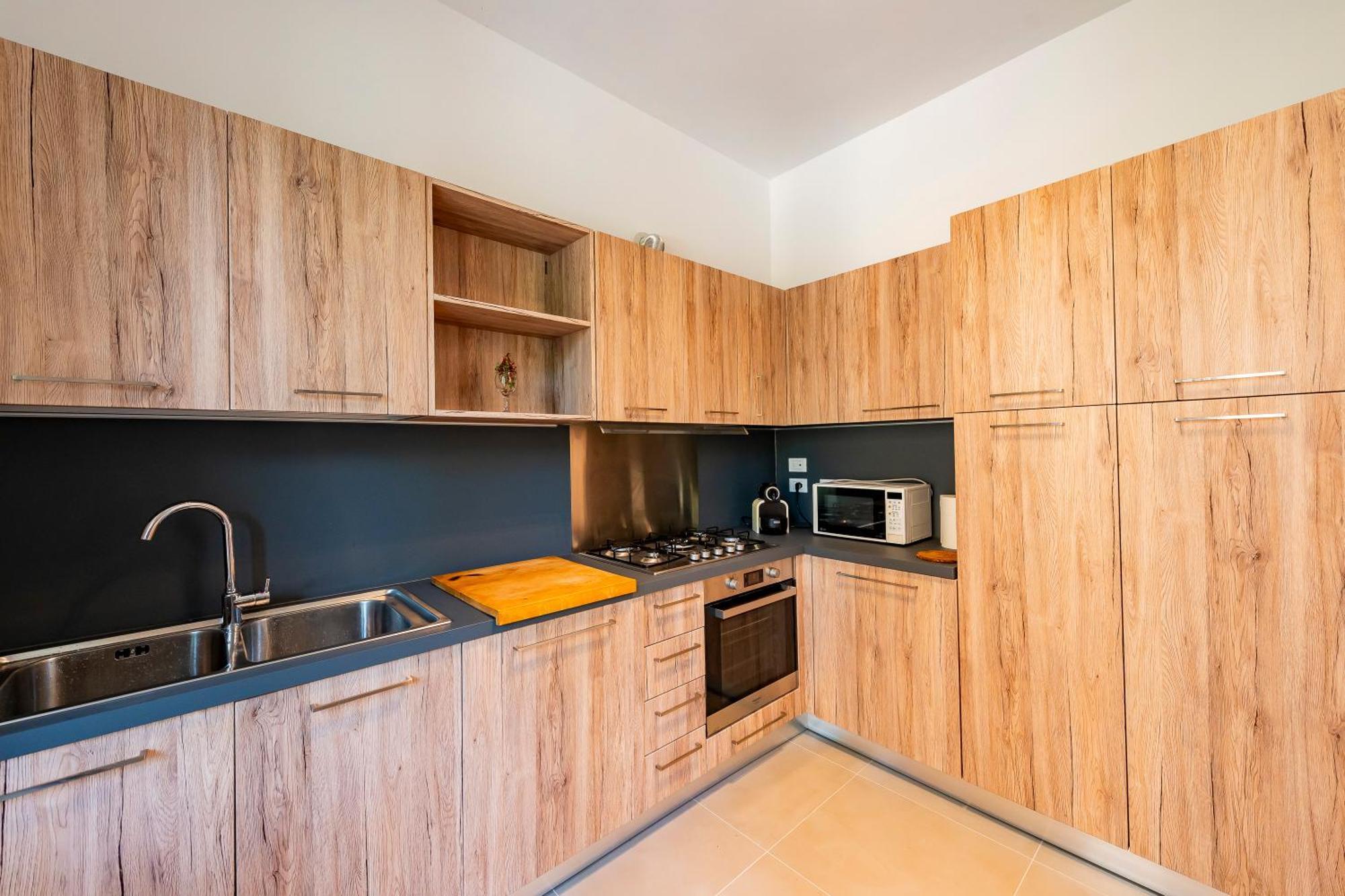 Casa Leda - Modern Near Seafront With Parking!